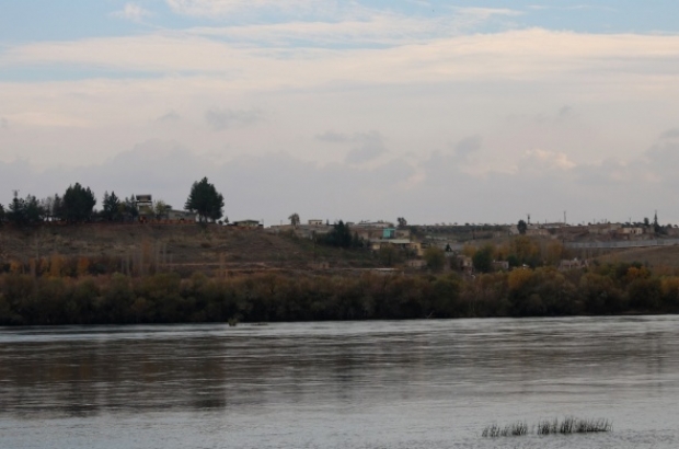 YPG, F�rat k�y�s�nda karakollar kurdu