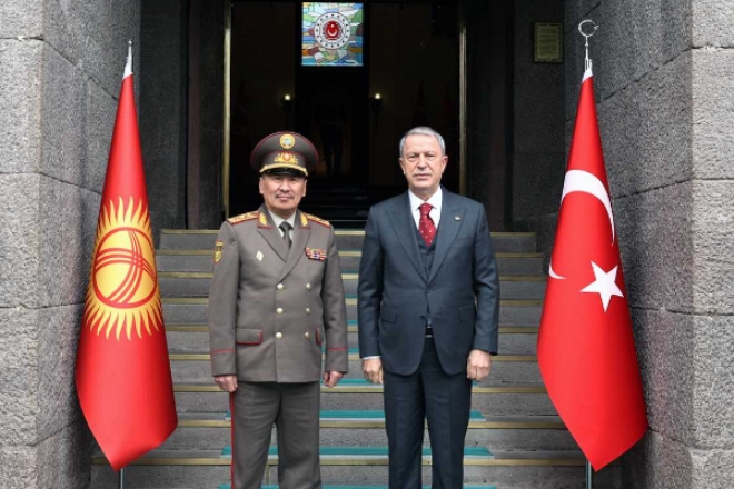 Bakan Akar, K�rg�zistan Savunma Bakan� Bekbolotov ile g�r��t�